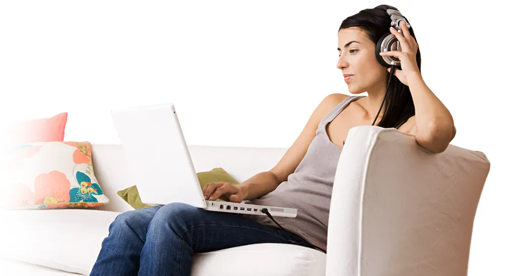 Mujer con auriculares usando una notebook