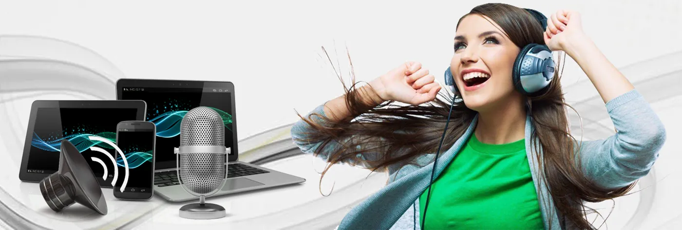 Joven con auriculares escuchando la radio